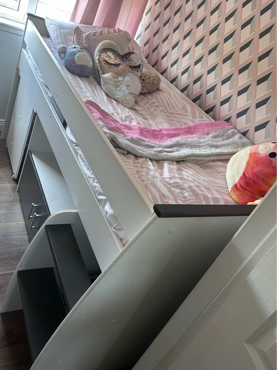 Bed - Image 1