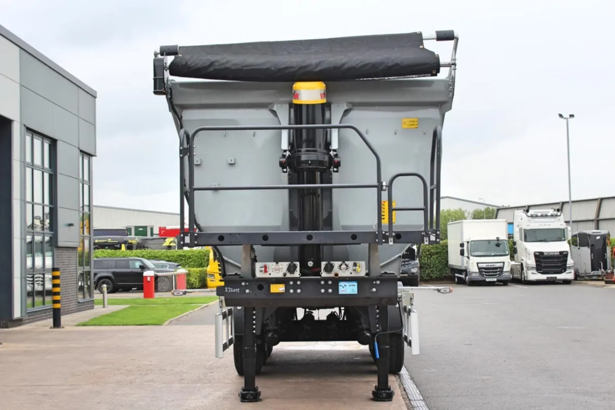 NEW 2025 KASSBOHRER TRI-AXLE TIPPING TRAILER - Image 2