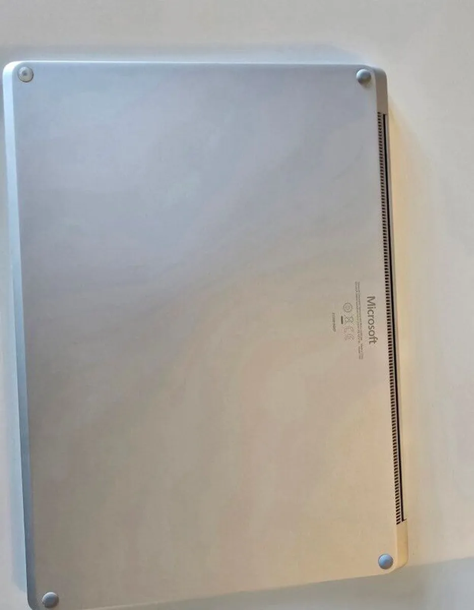 Microsoft Surface Laptop 2 - 13.5" - Image 2