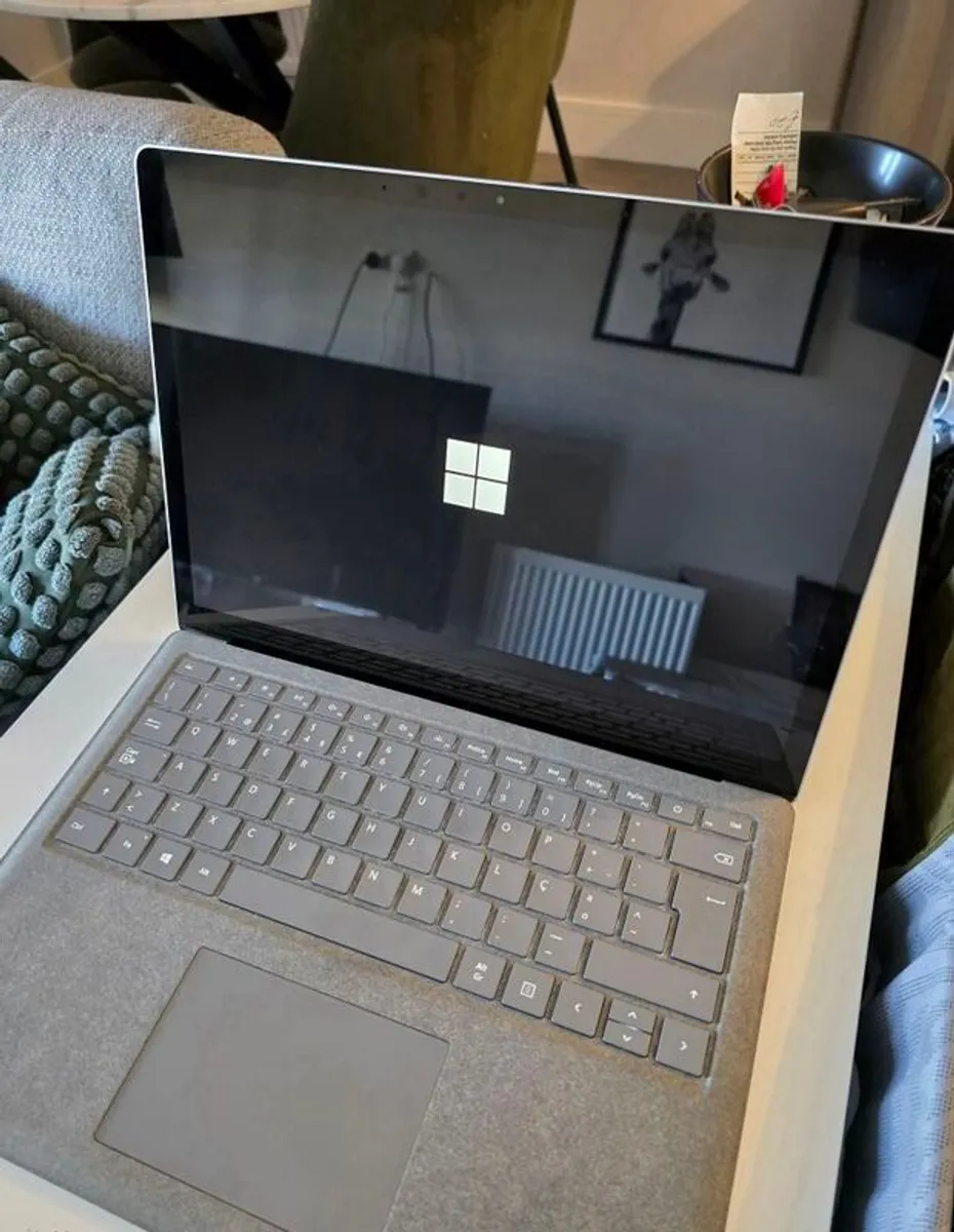 Microsoft Surface Laptop 2 - 13.5" - Image 3