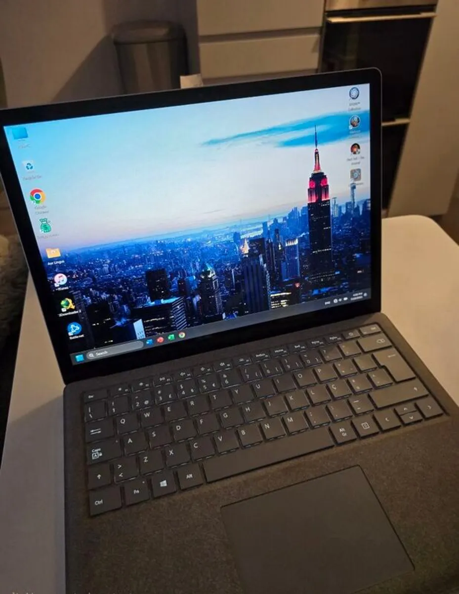 Microsoft Surface Laptop 2 - 13.5" - Image 4