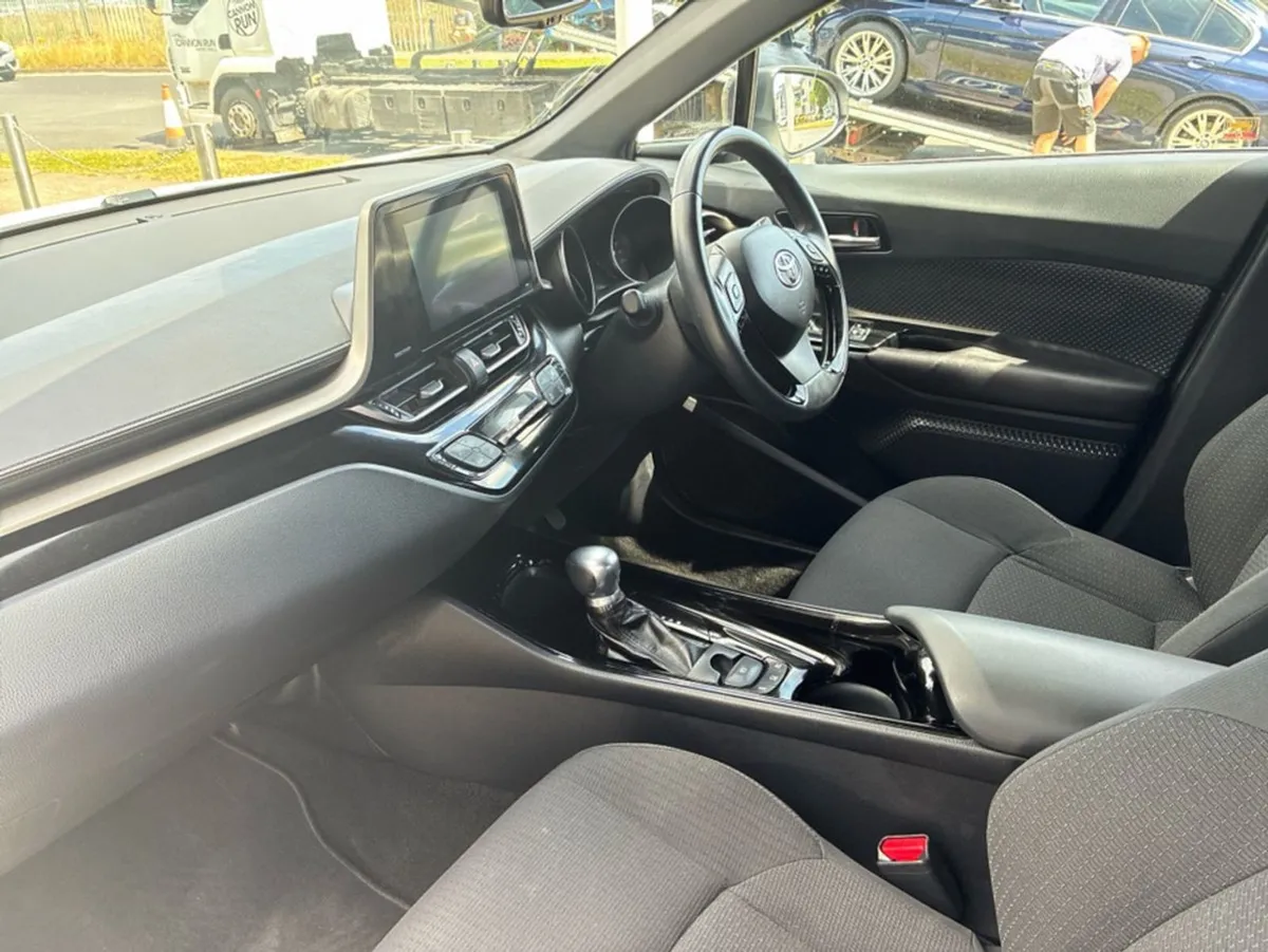 Toyota C-HR Hybrid Luna Sport 4DR Auto - Image 3