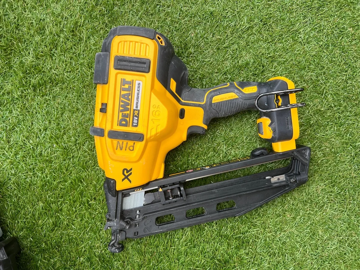 Dewalt nail gun - Image 4