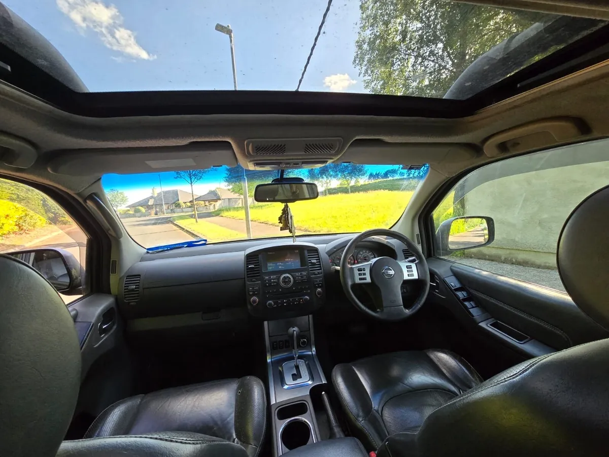 Nissan Navara 2.5 Automatic Leather ,DOE 02/26 - Image 3