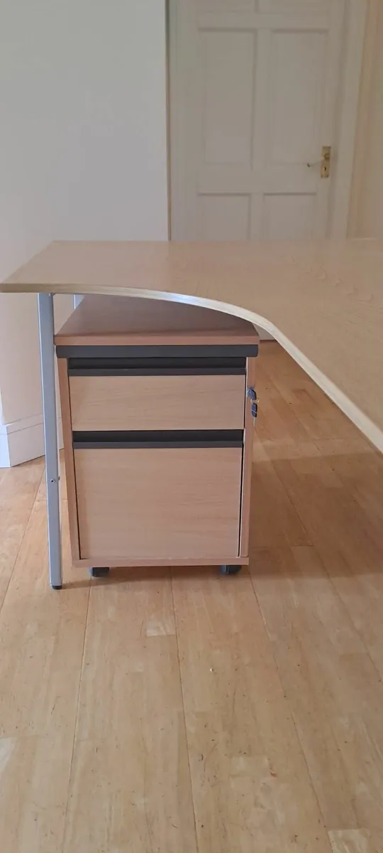 Office furniture - Image 1