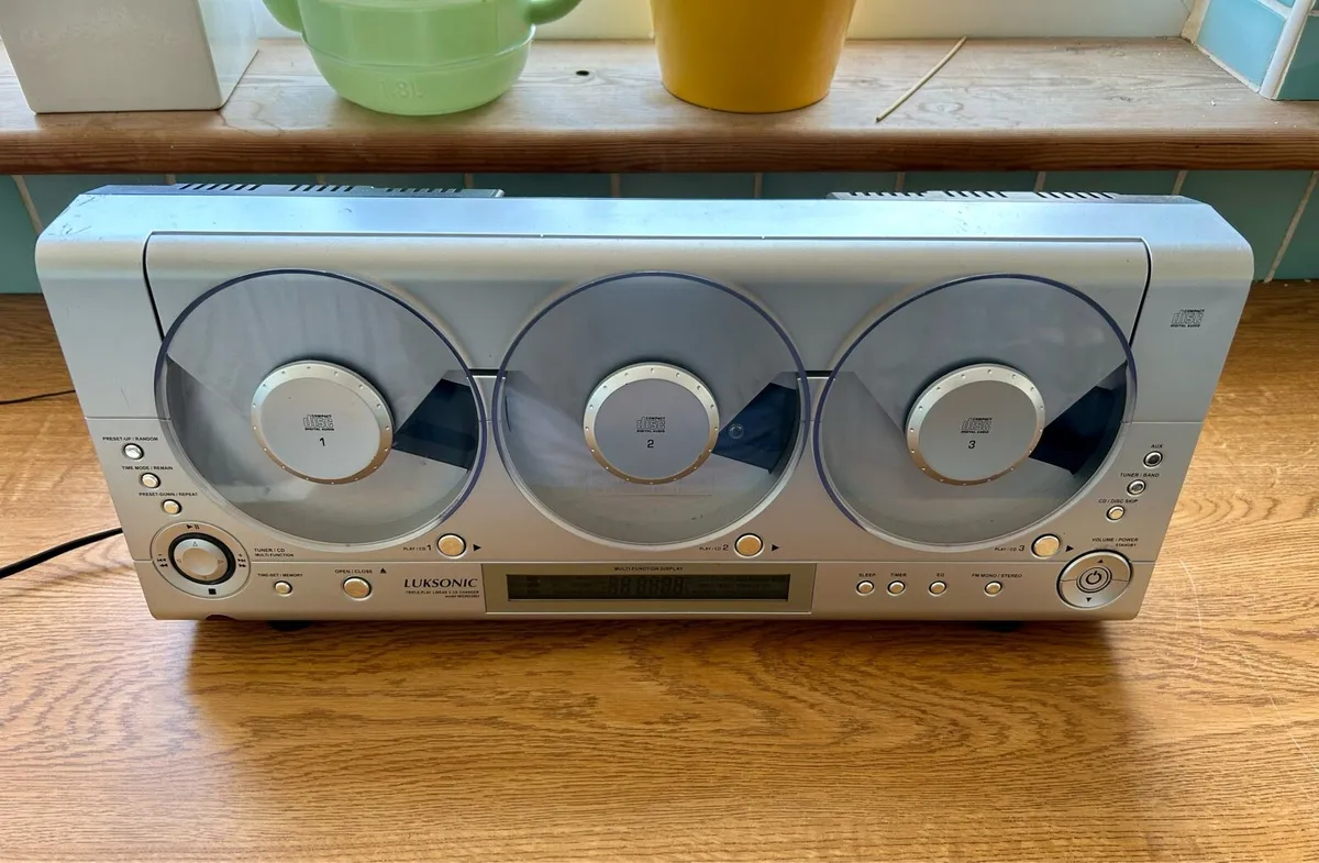 Luksonic triple play linear 3 Cd player w speakers - Image 1