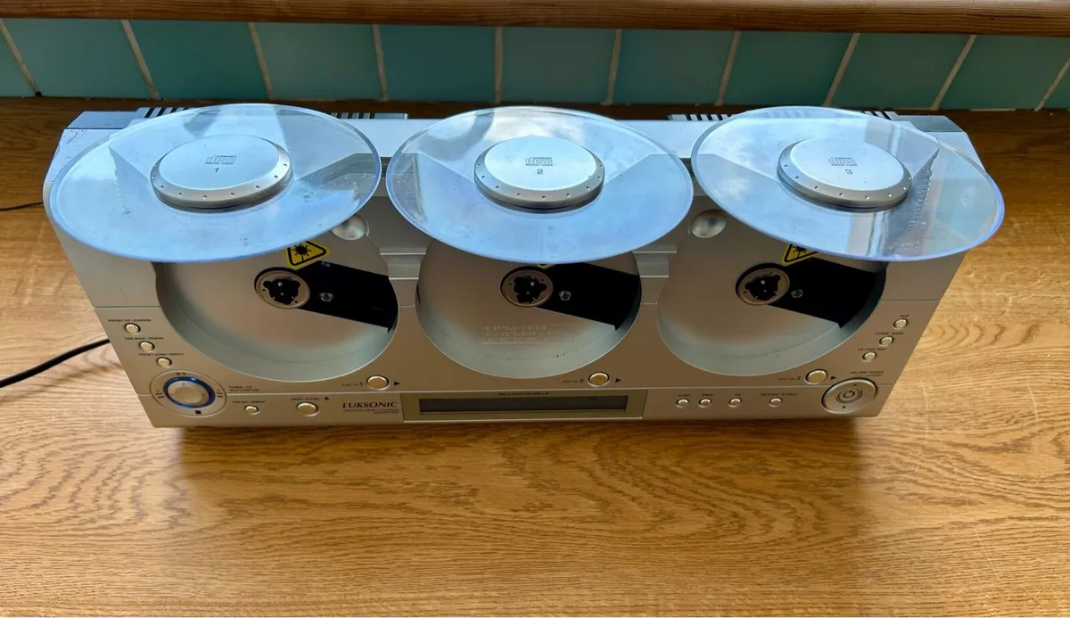 Luksonic triple play linear 3 Cd player w speakers - Image 3
