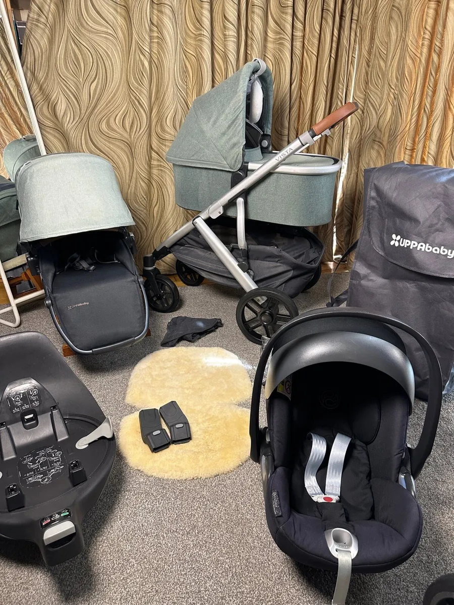 Uppababy Vista V2 Cybex car seat with isofix base - Image 1
