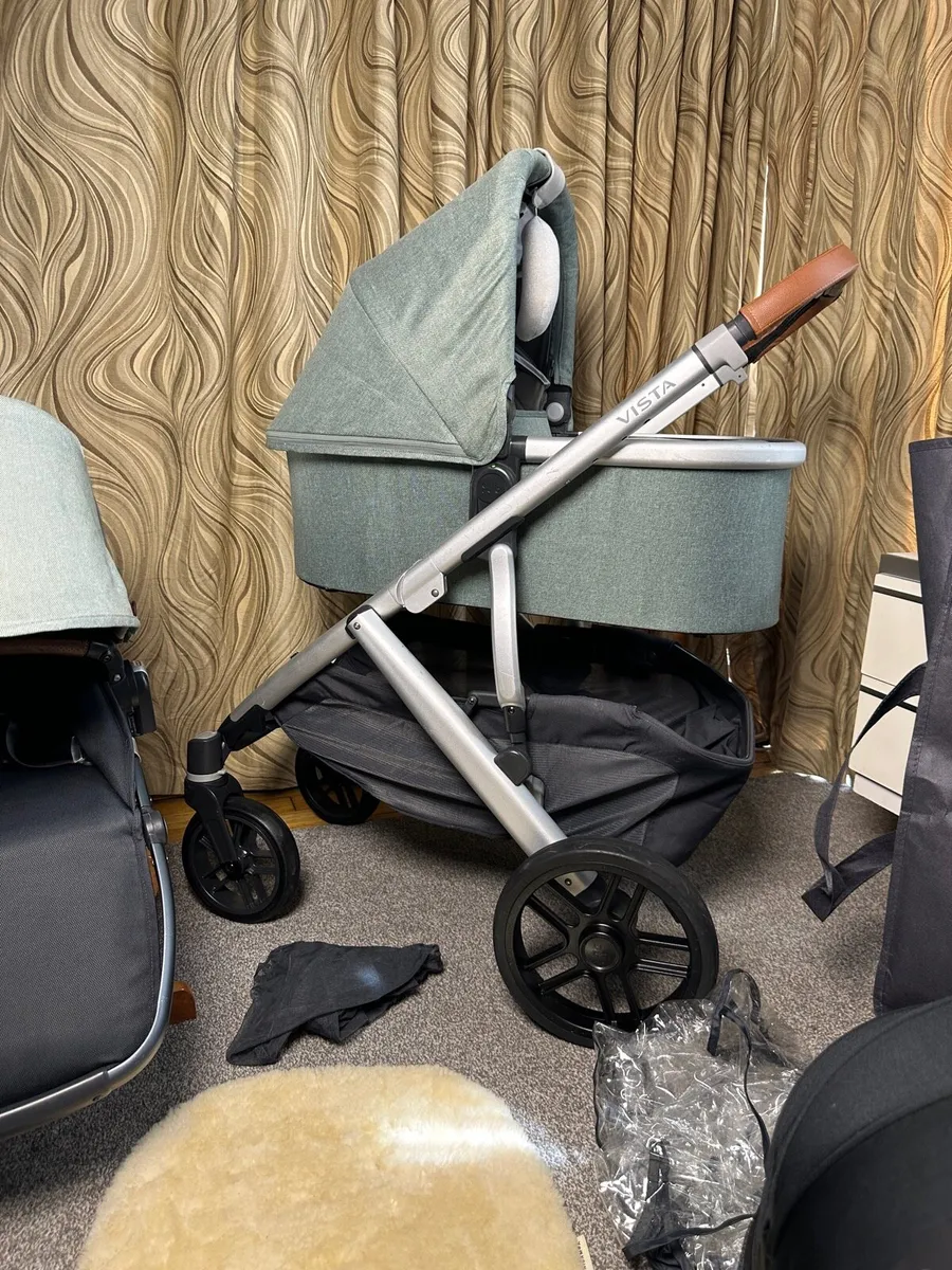 Uppababy Vista V2 Cybex car seat with isofix base - Image 2