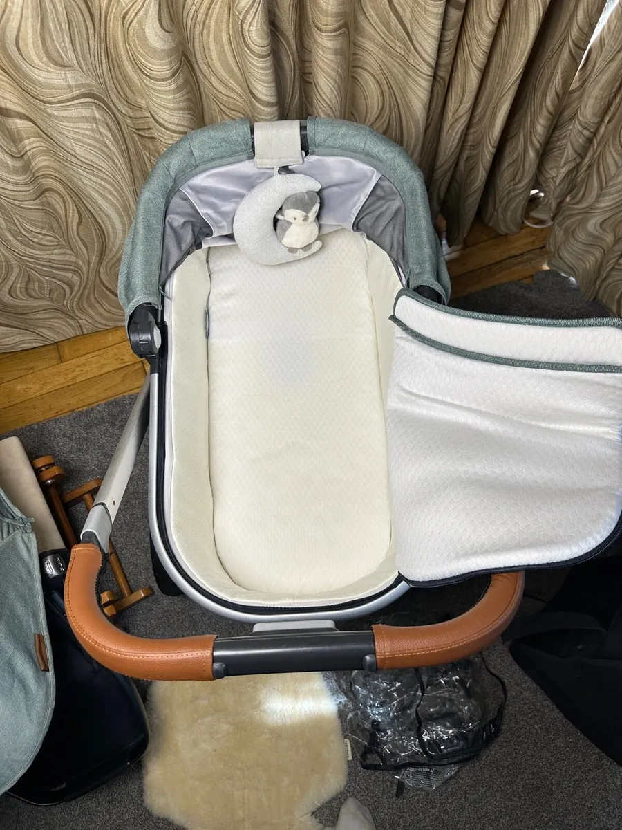Uppababy Vista V2 Cybex car seat with isofix base - Image 3