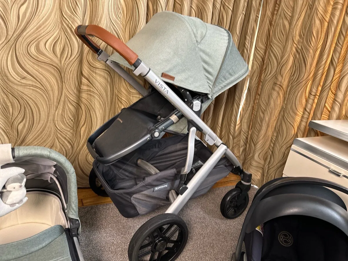 Uppababy Vista V2 Cybex car seat with isofix base - Image 4