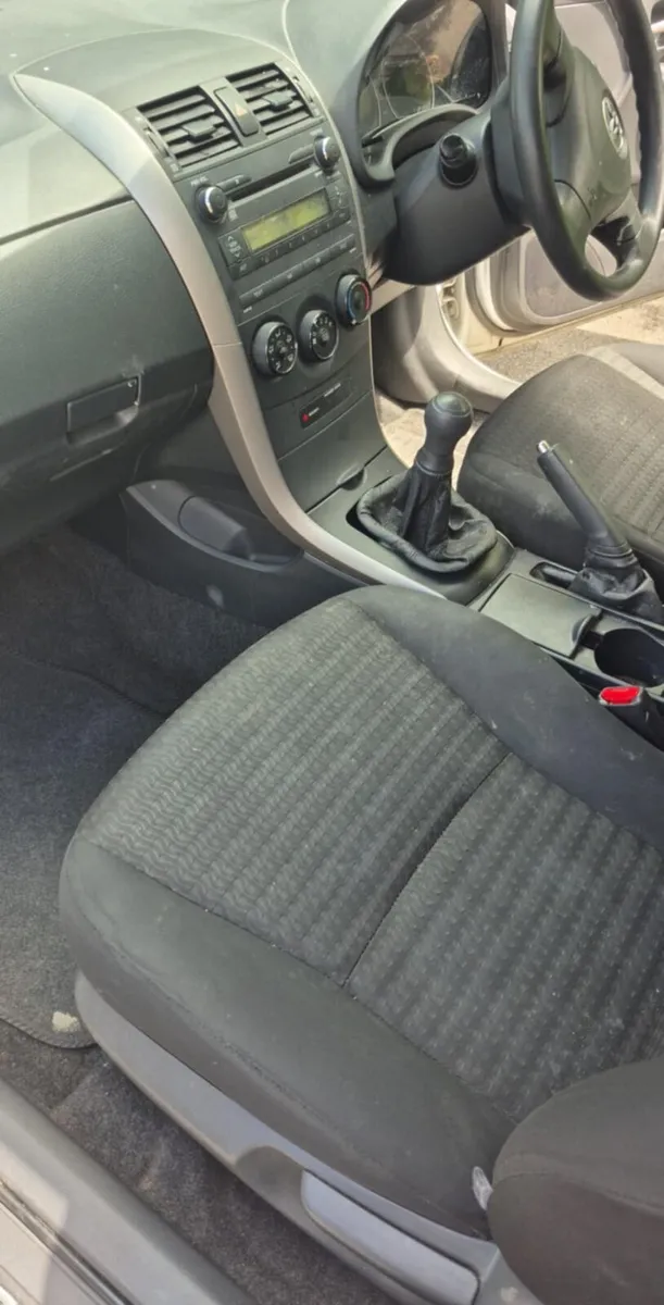 2010 Toyota corolla - Image 4