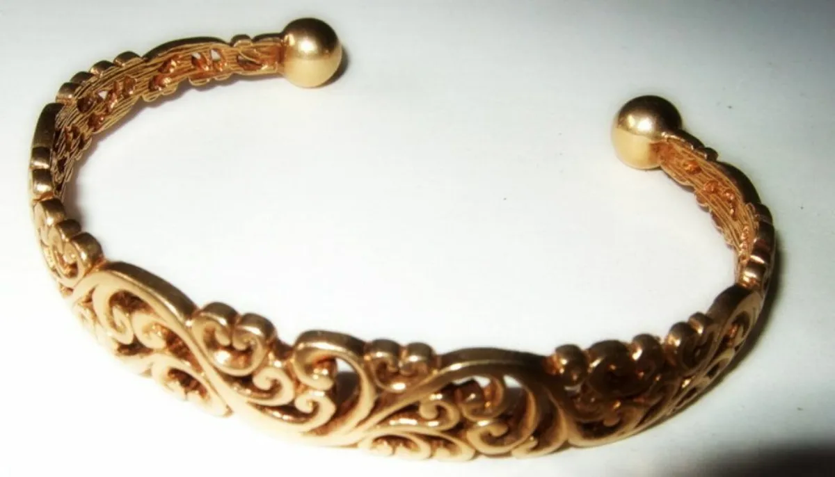 Vintage 9ct Filigree Torque Bangle - Image 1