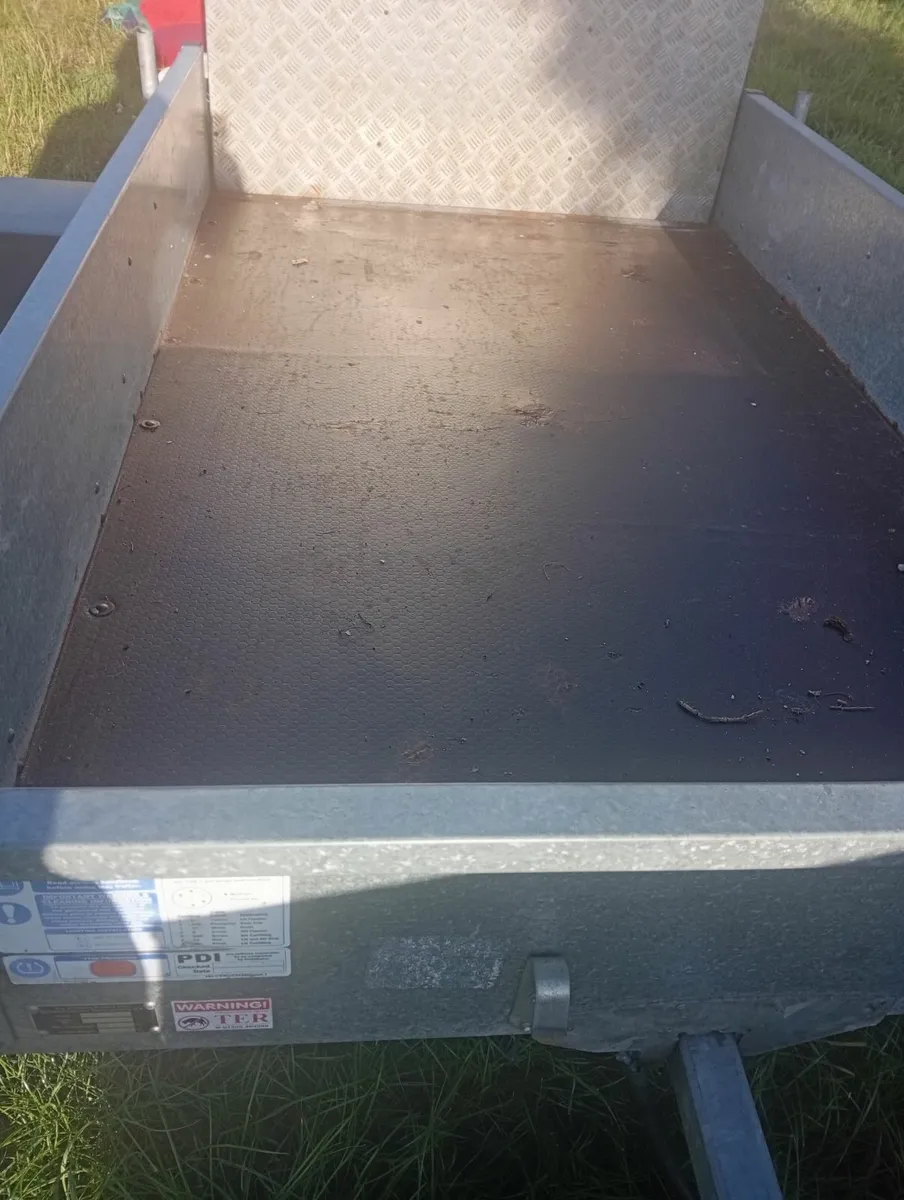 Trailer - Image 1
