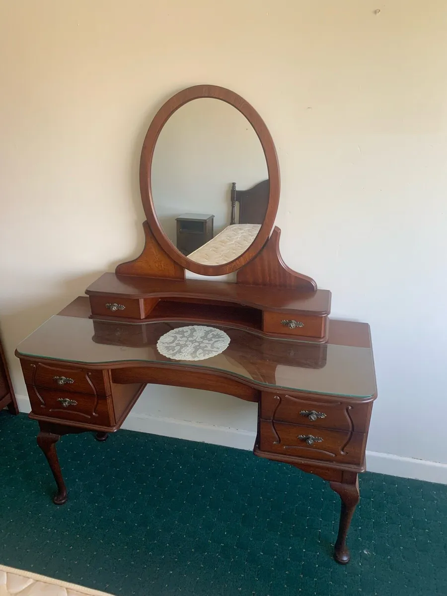 Dressing table with mirror - Image 1