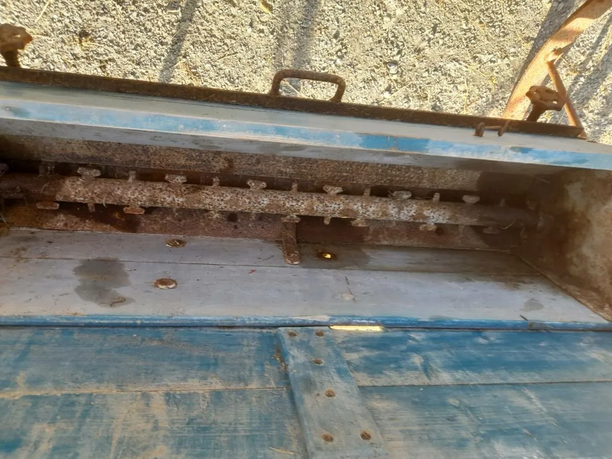 Vintage Fertilser Spreader - Image 4