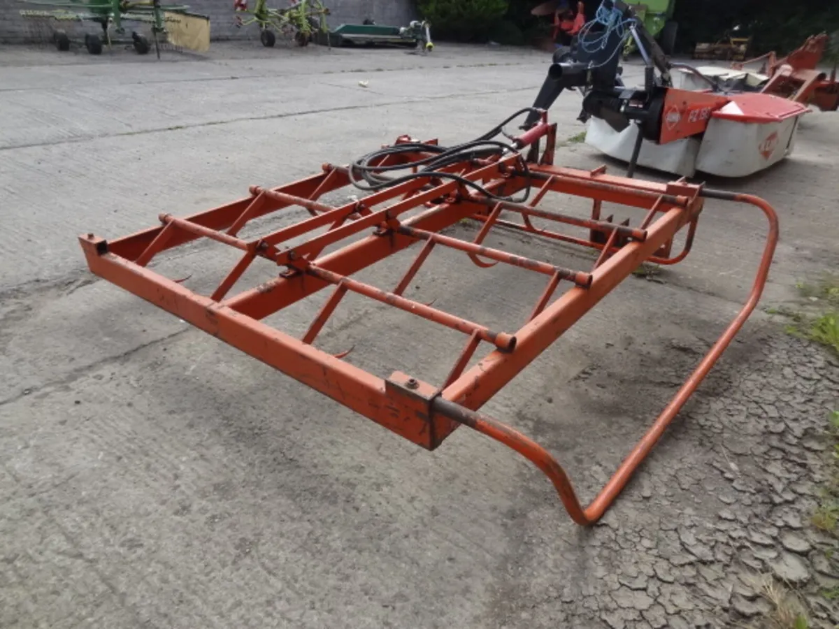 Browns Flat 8 Bale Grab - Image 1