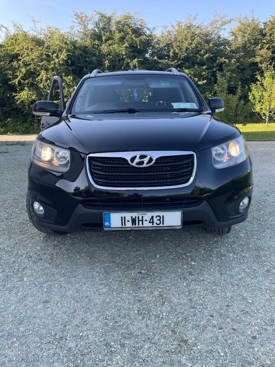 Hyundai Santa Fe 2011 - Image 2
