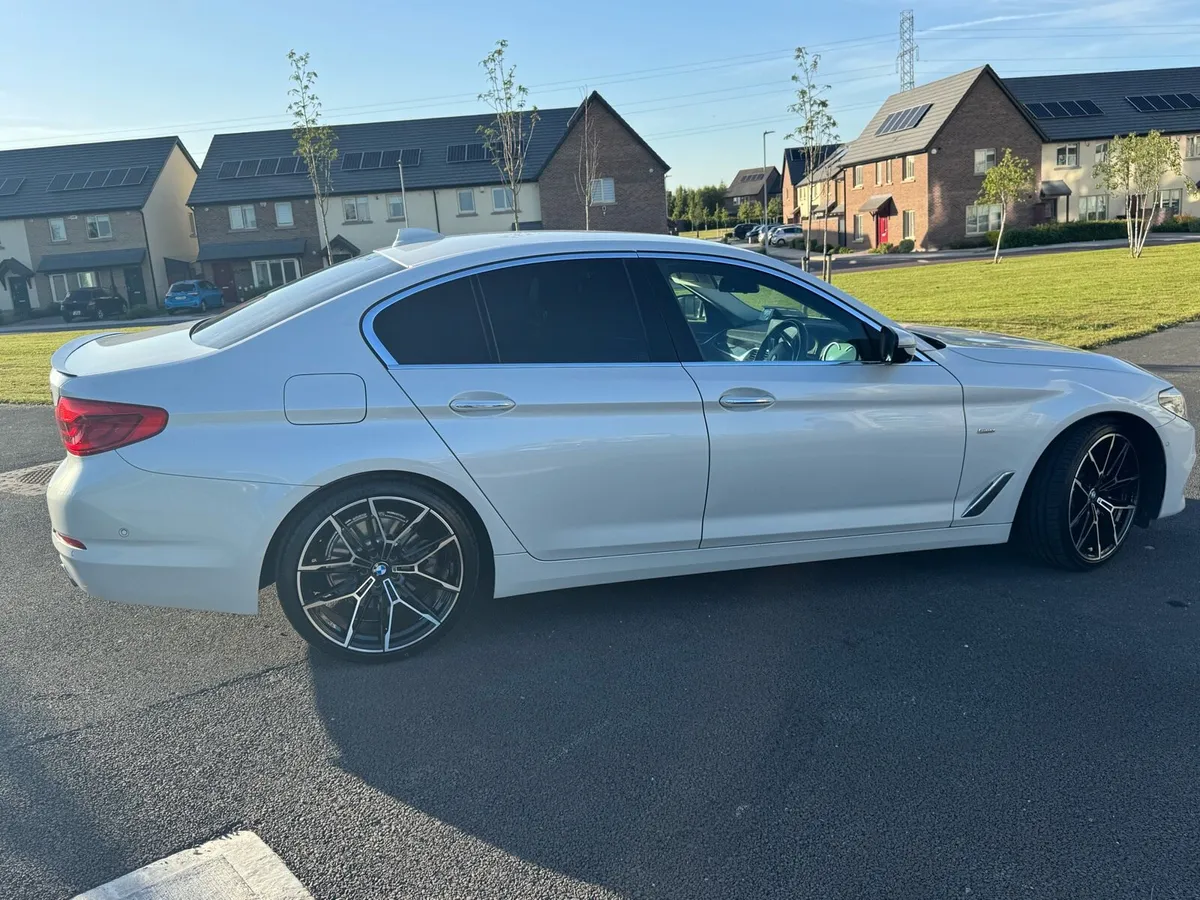 Luxury 520D, HUD Display, Wireless charger, 62km - Image 2