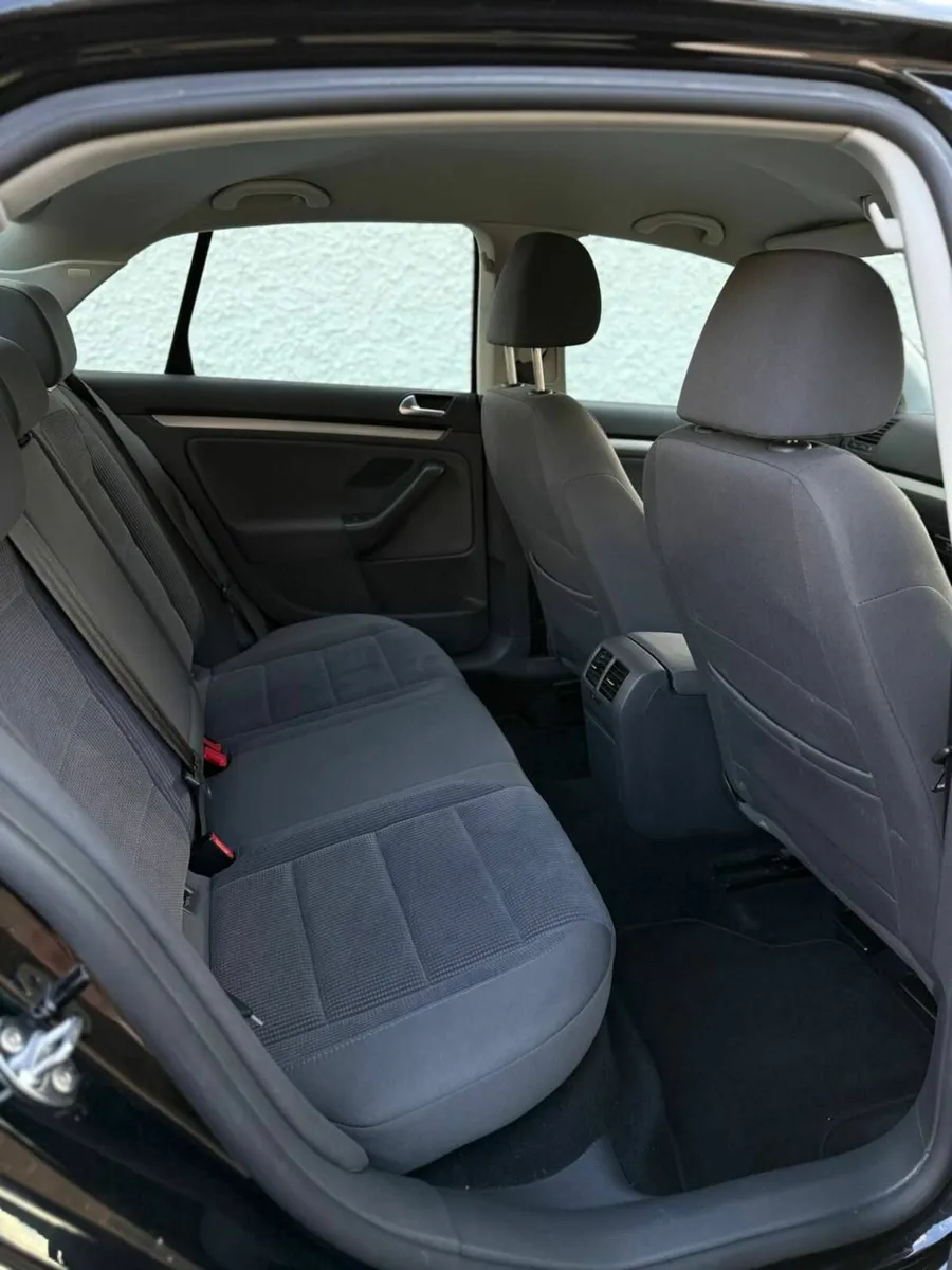Volkswagen Jetta 2007 - Image 2