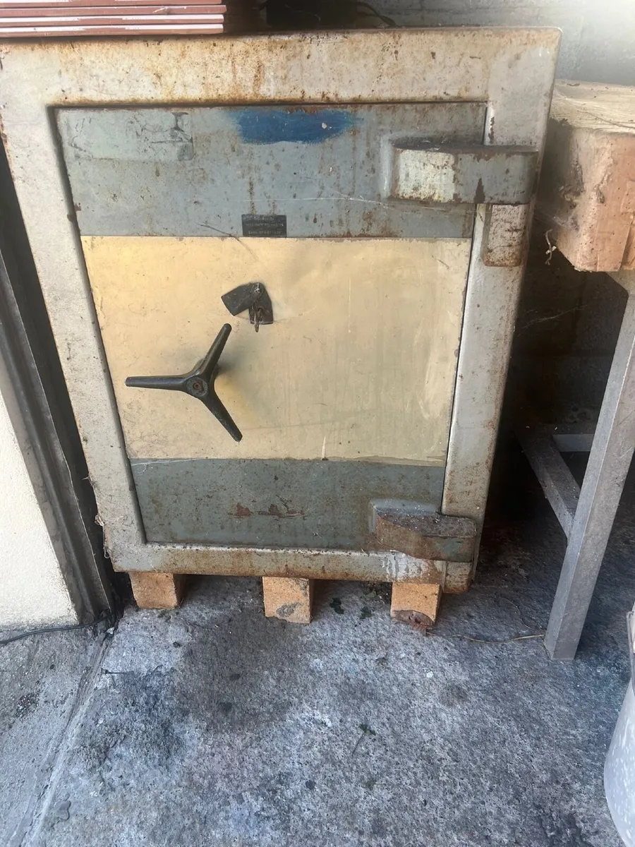 DUDLEY SAFE