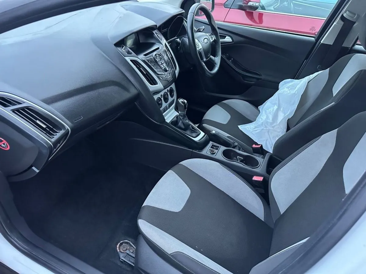 Ford Focus 1.6 105 Petrol Zetec 89M - Image 4