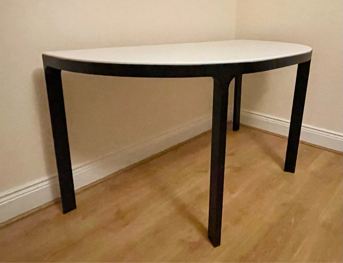 Modern rounded desk - Image 1