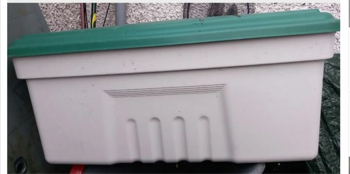 Fuel bunker + dry storage box - Image 1