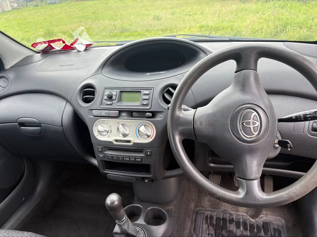Toyota Yaris 2004 - Image 2