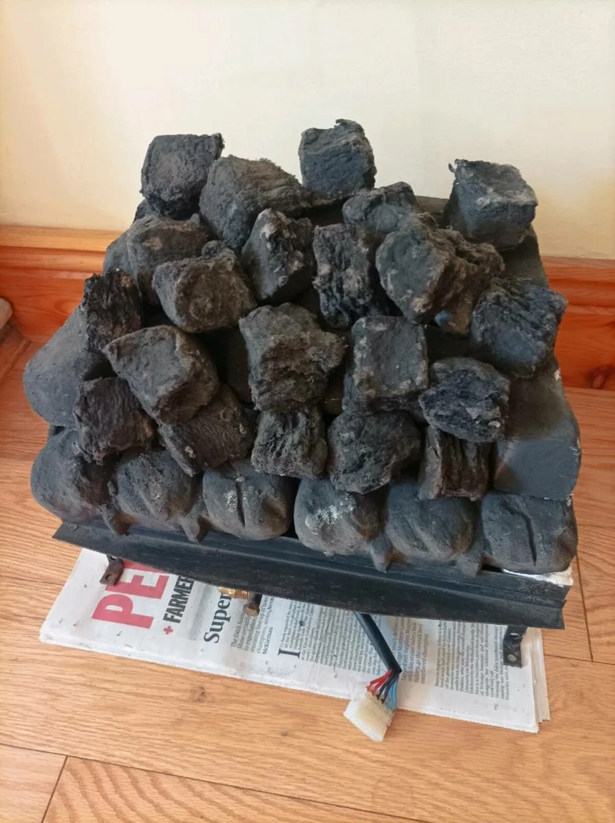 Gas fire. - Image 1