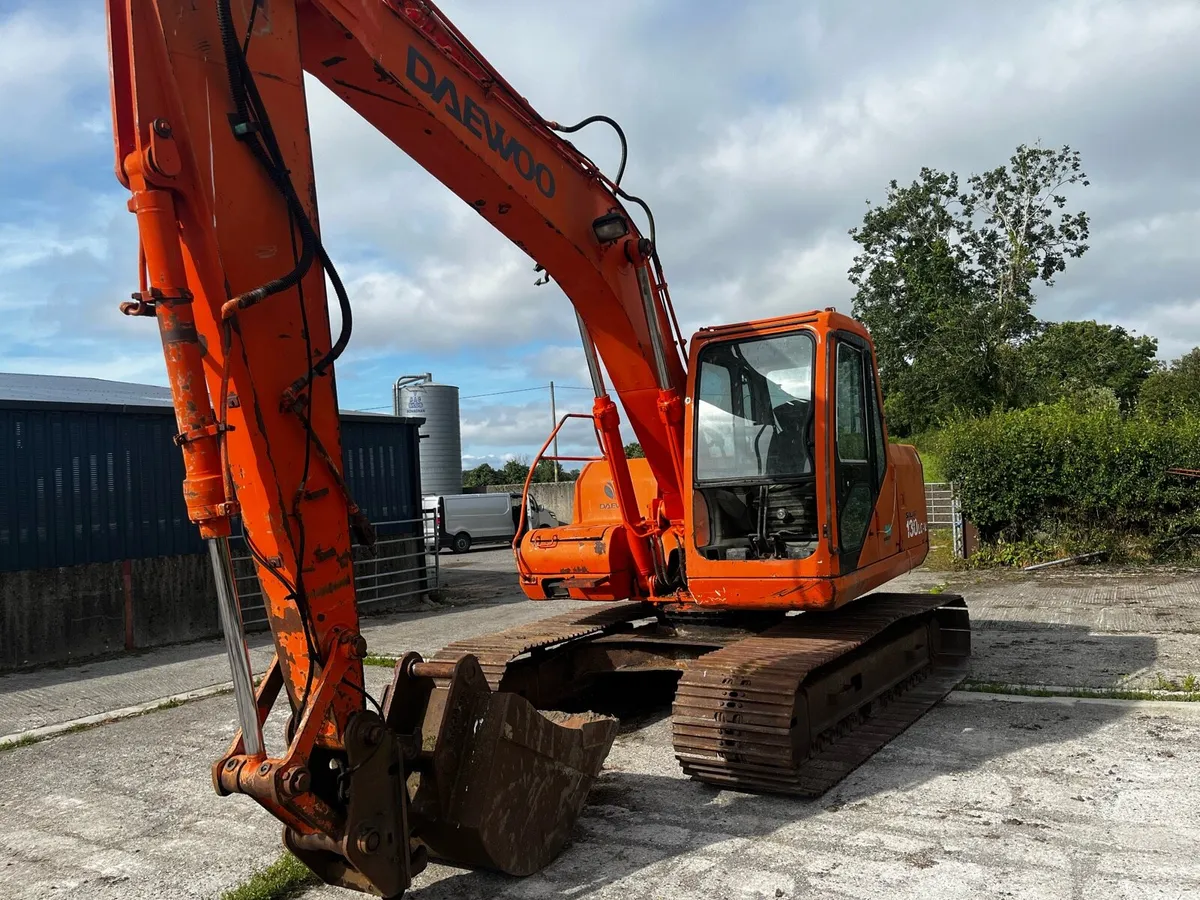 130 Daewoo digger - Image 1