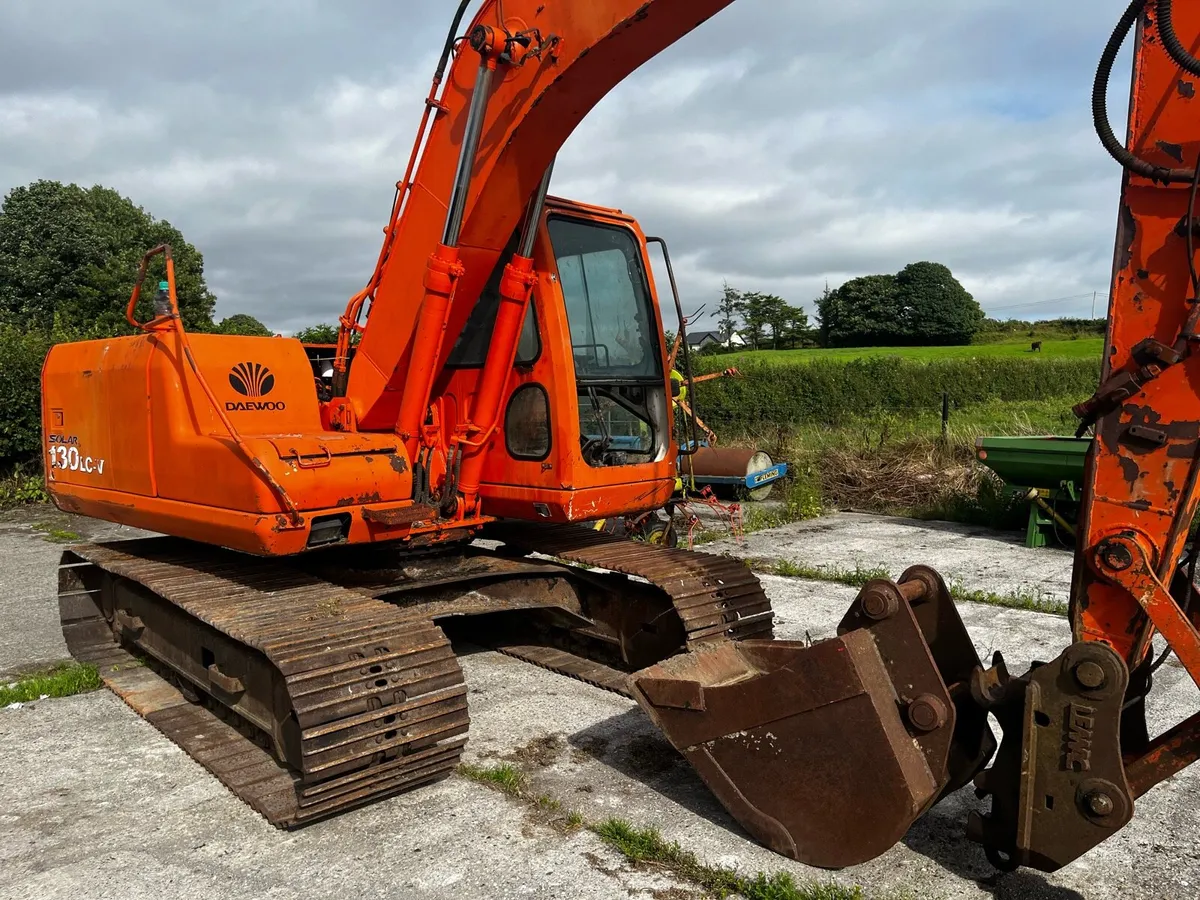 130 Daewoo digger - Image 2