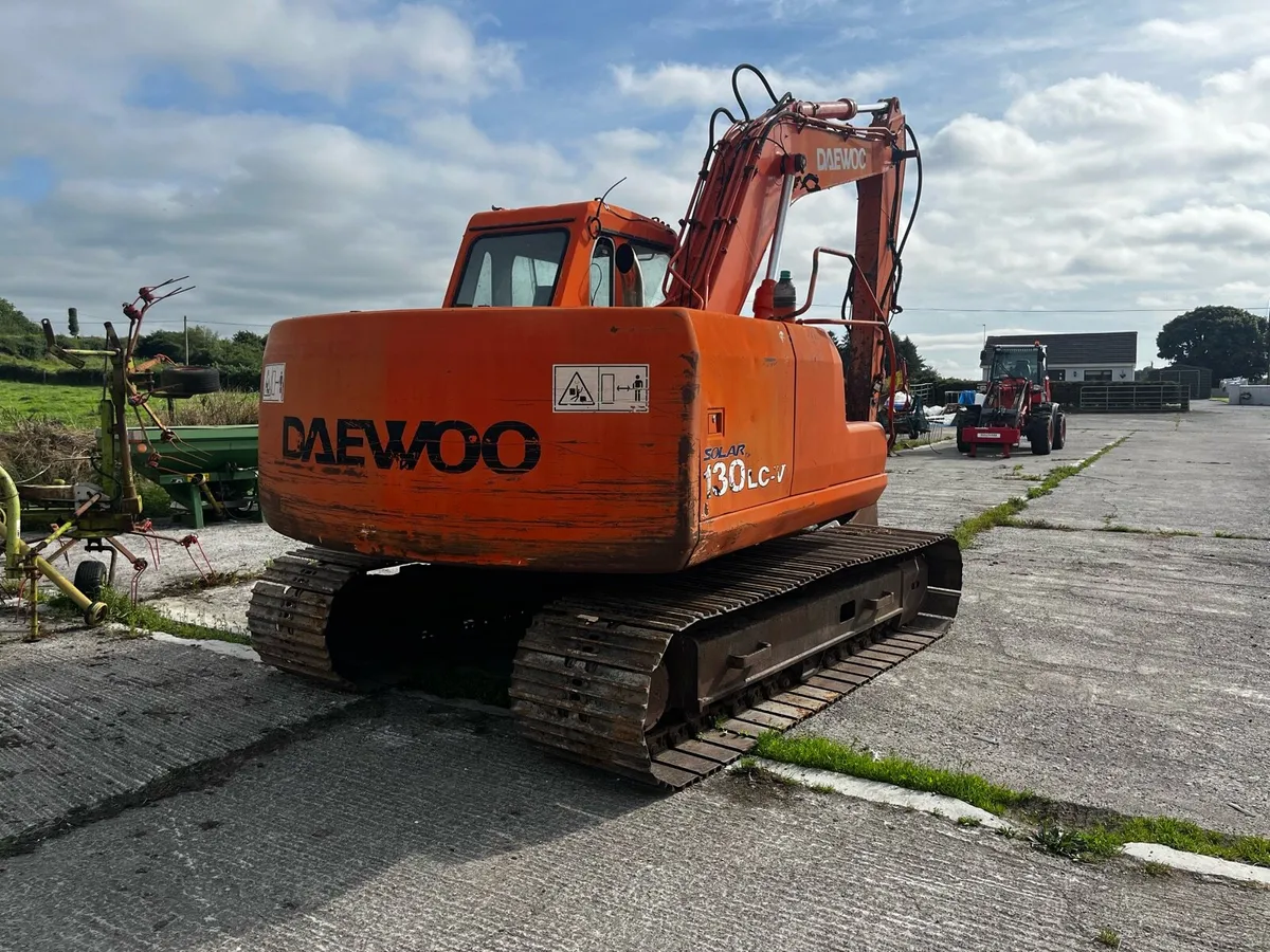 130 Daewoo digger - Image 3