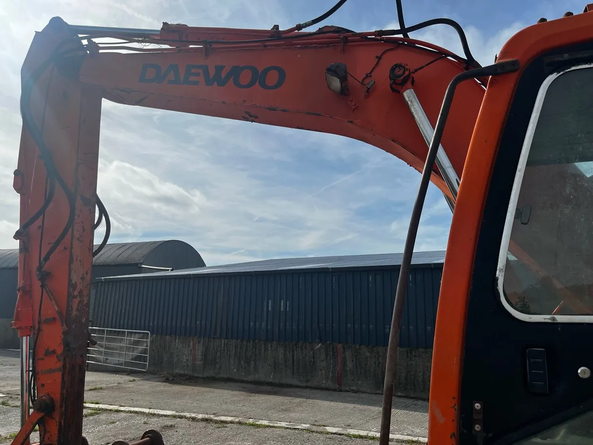 130 Daewoo digger - Image 4