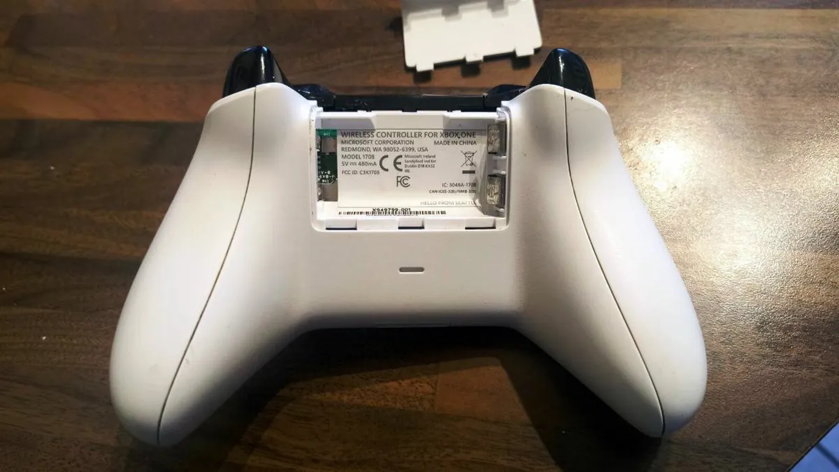 Microsoft Xbox 360 White Wireless Controller - Image 1