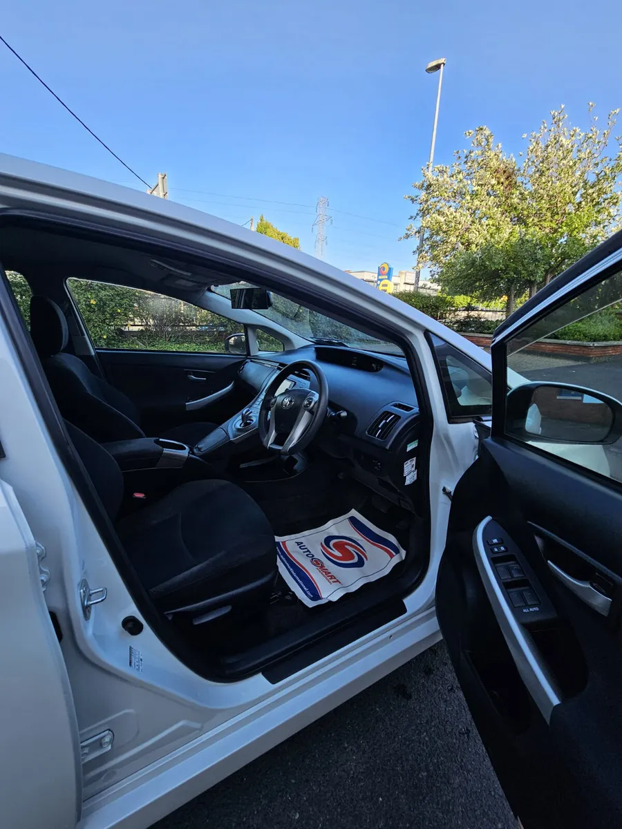 Toyota Prius 2014 Automatic Hybrid - Image 3
