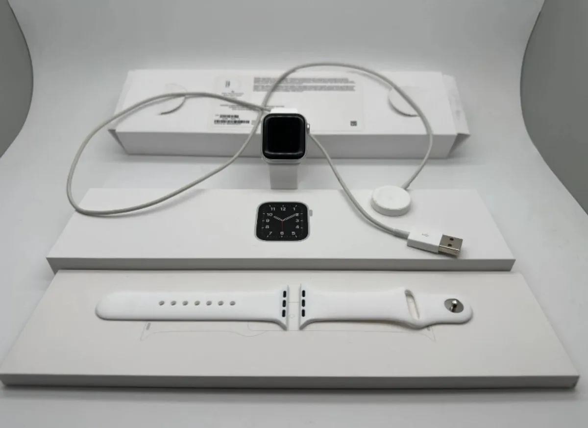 Apple Watch SE 40mm Silver Aluminium case (GPS) - Image 1
