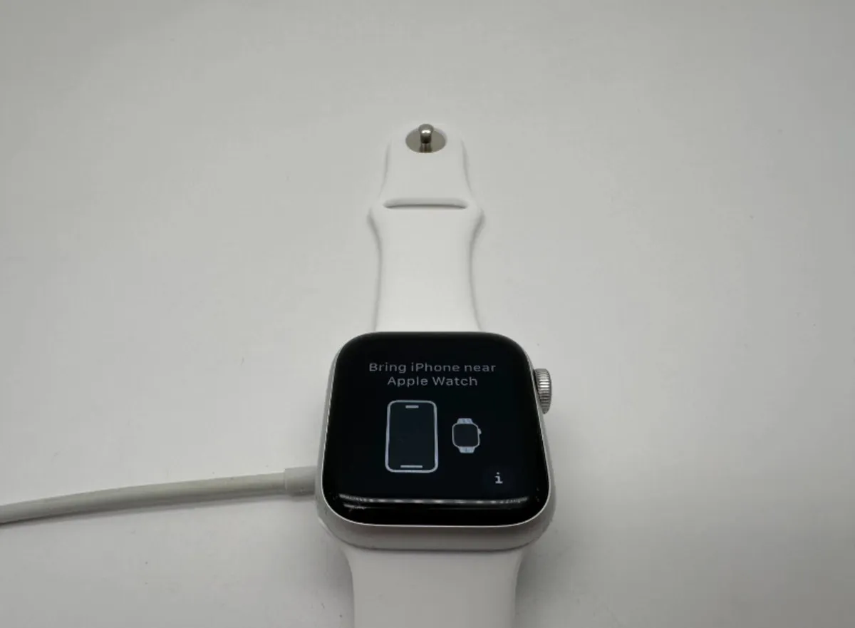 Apple Watch SE 40mm Silver Aluminium case (GPS) - Image 2