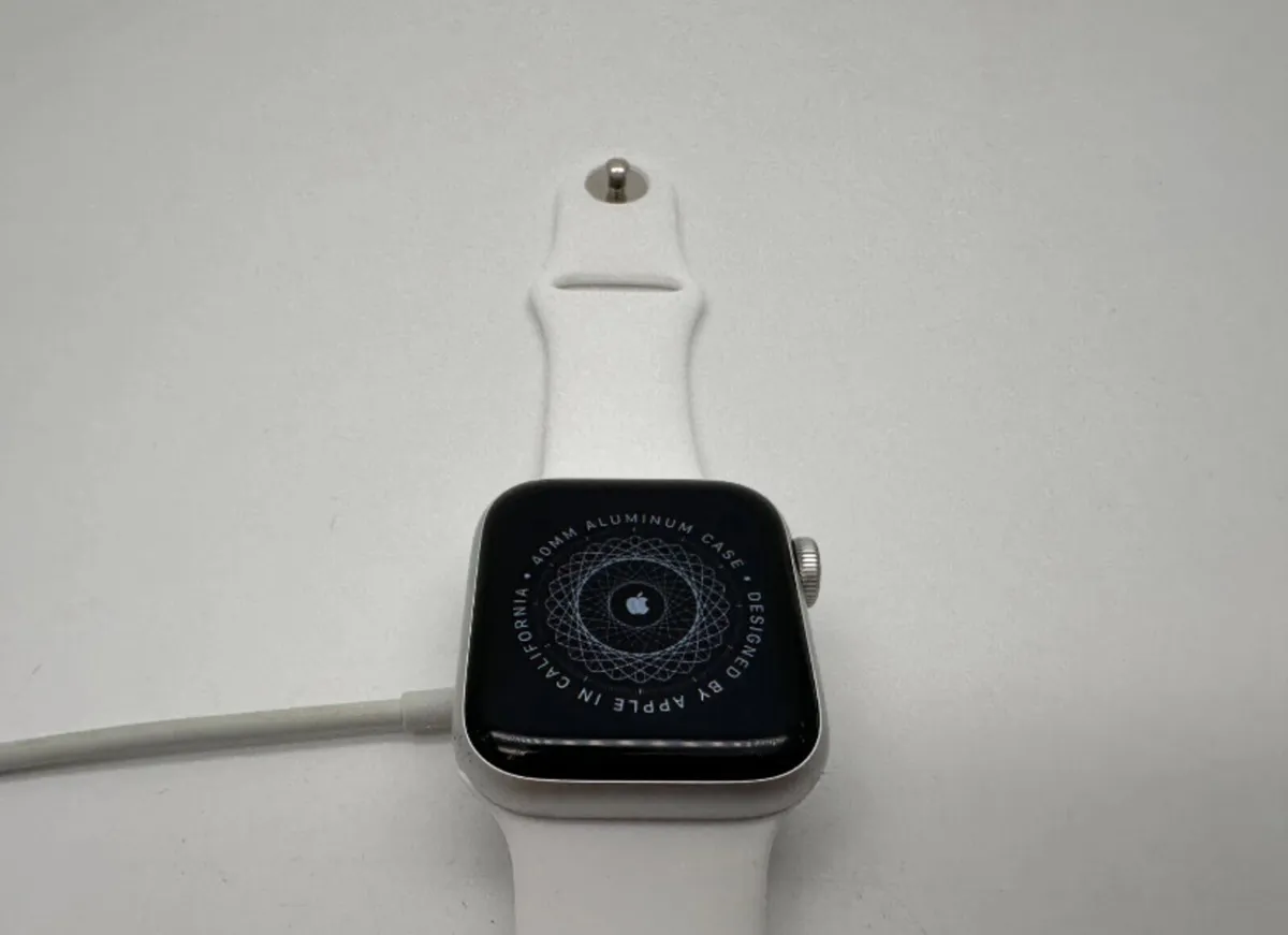 Apple Watch SE 40mm Silver Aluminium case (GPS) - Image 3