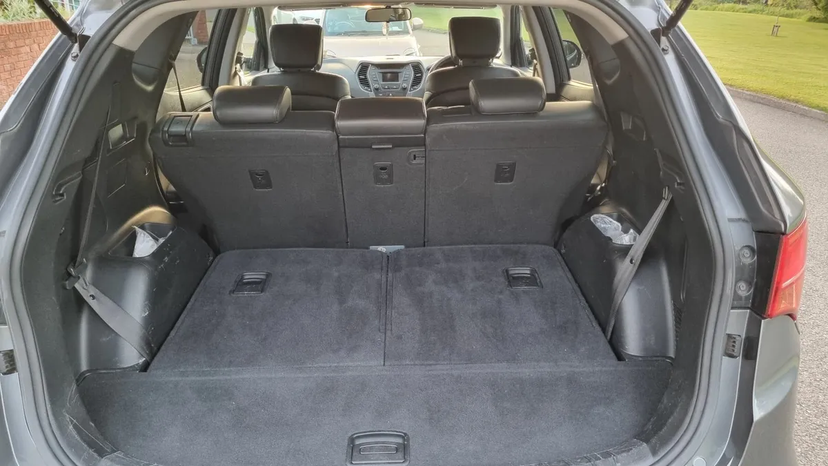 Hyundai Santa Fe 4wd 7 seats automatic - Image 3