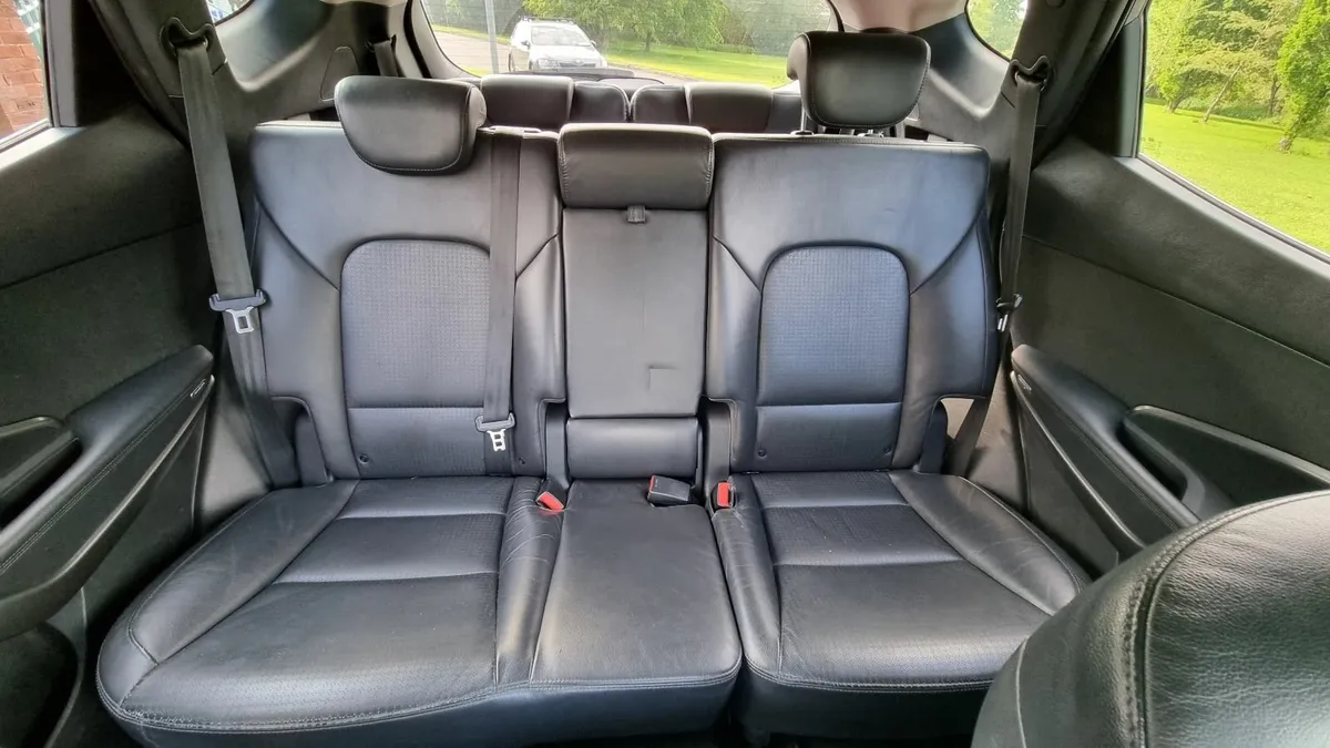 Hyundai Santa Fe 4wd 7 seats automatic - Image 4