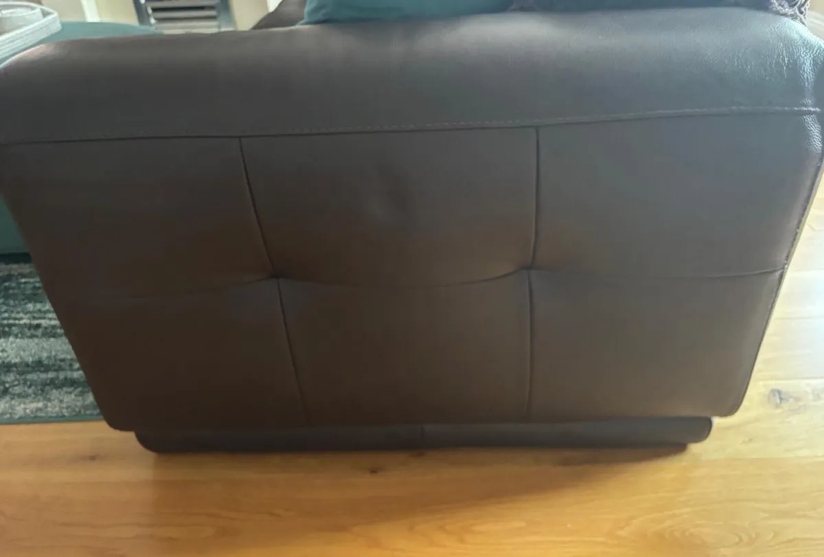2 x beautiful 3 seater Italian Leather sofas - Image 4