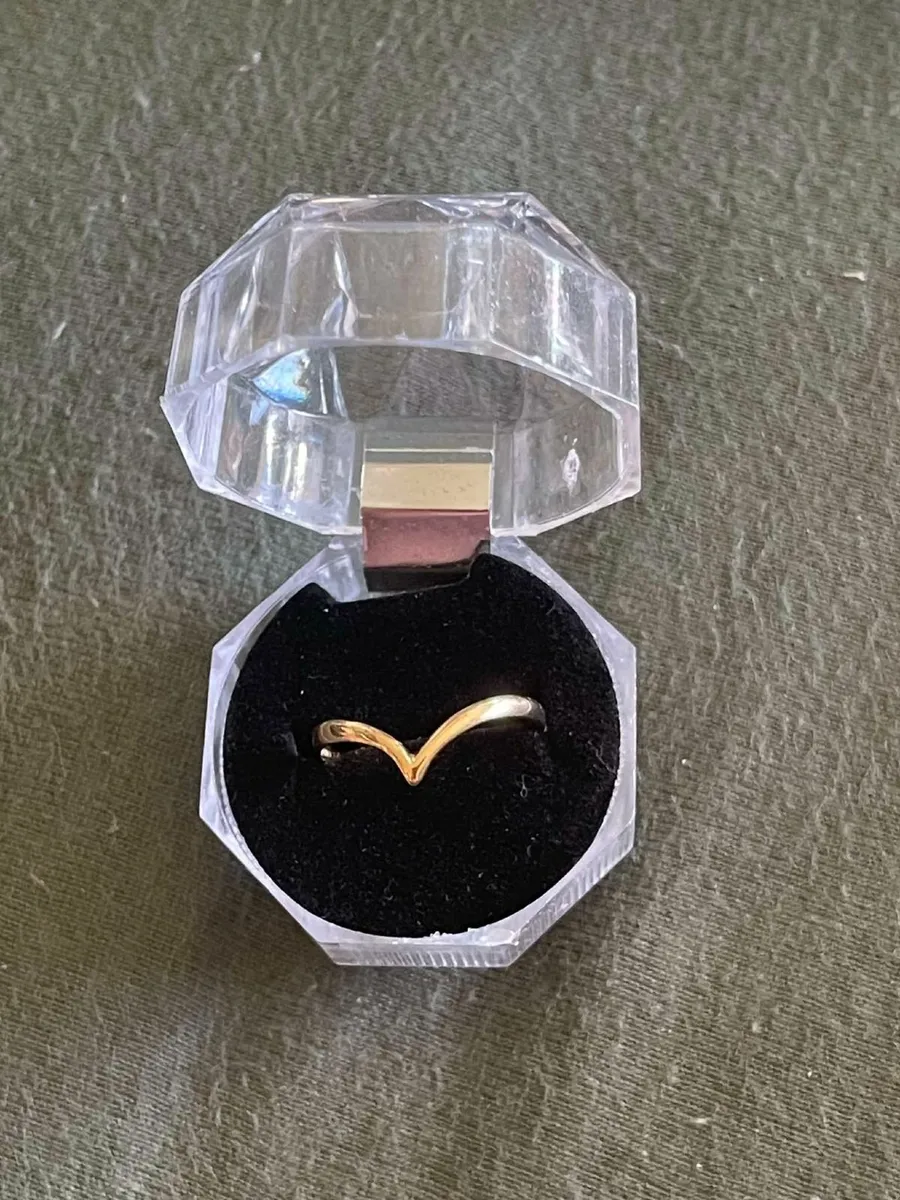 9k gold wishbone ring - Image 1