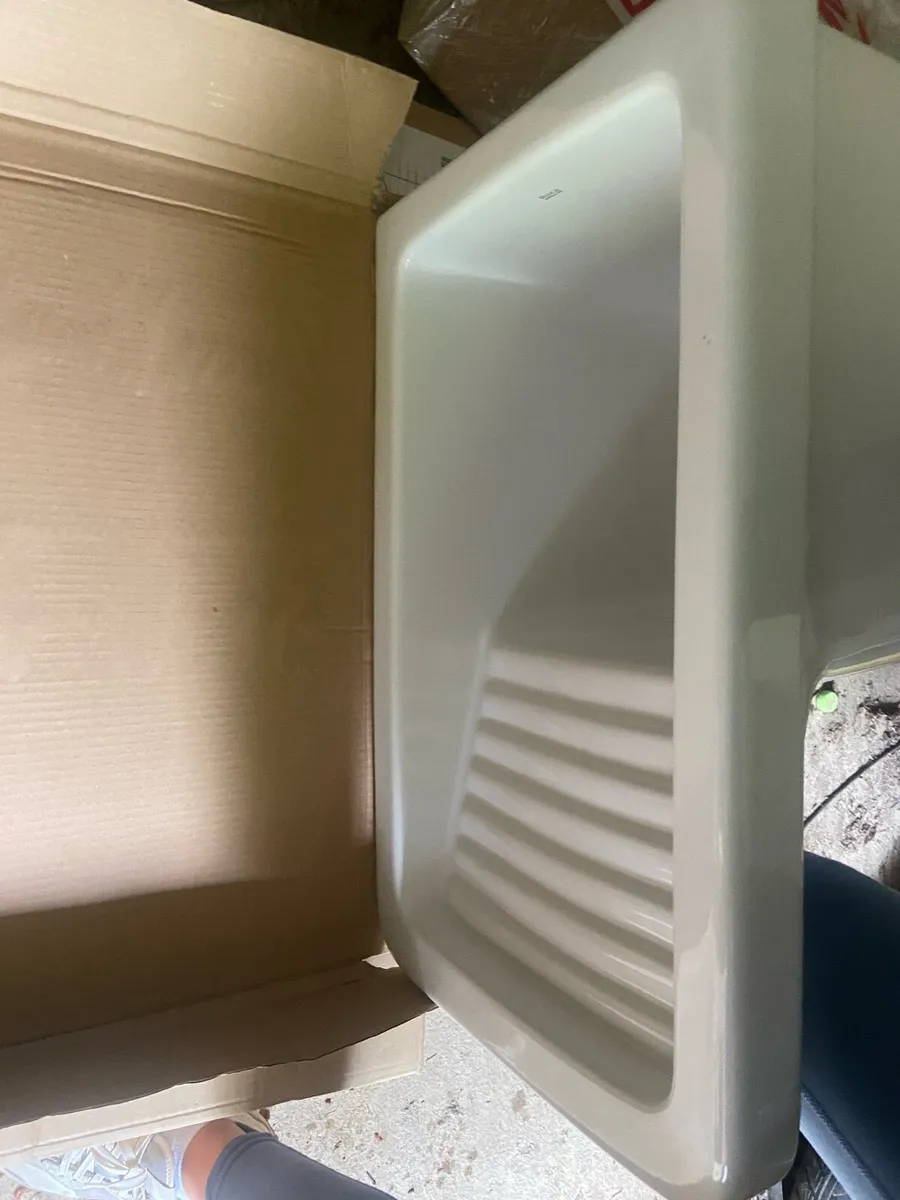 Roca laundry sink & cabinet - Image 4