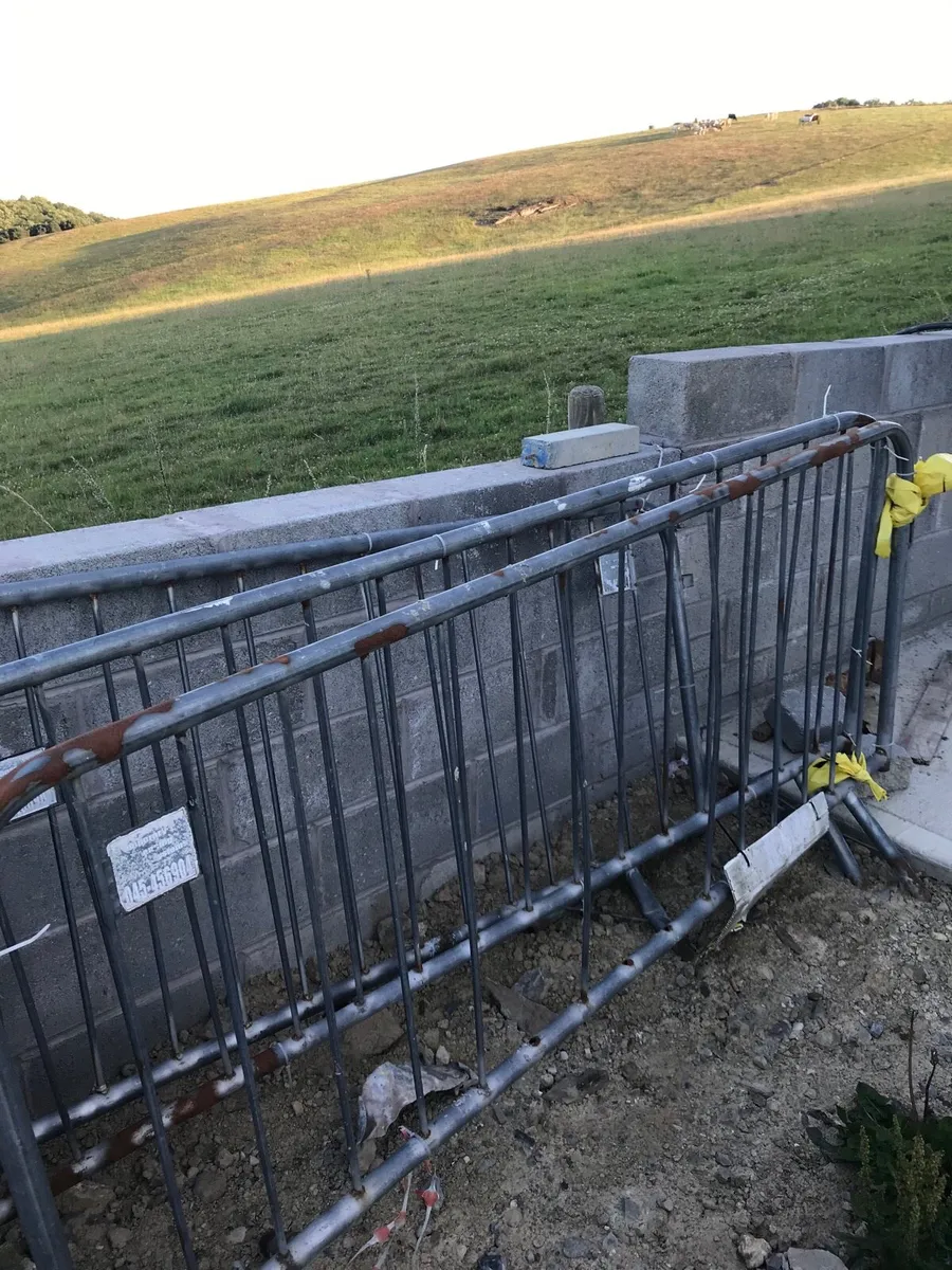 Safety fencing/barriers and Harris fence legs - Image 2