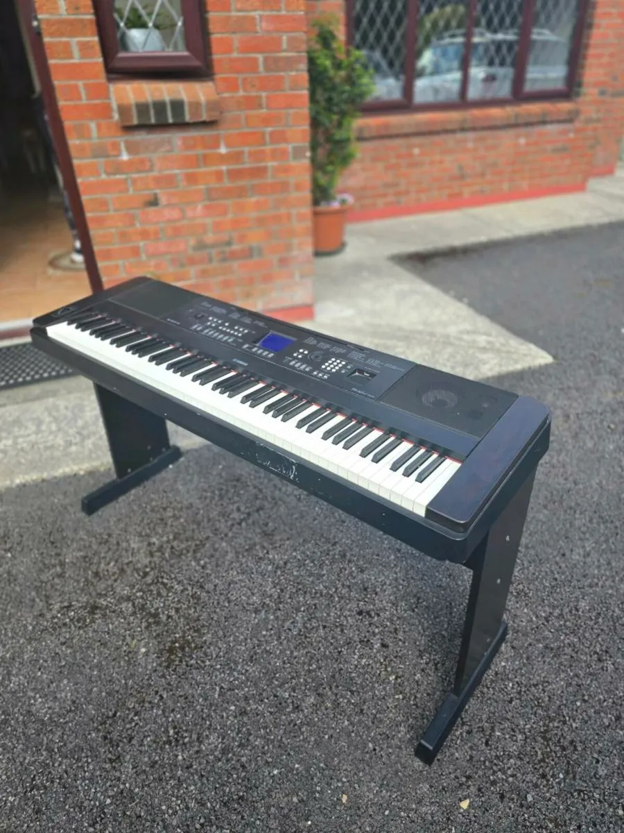 Yamaha Electronic "Full Size" Piano Keyboard - Image 1