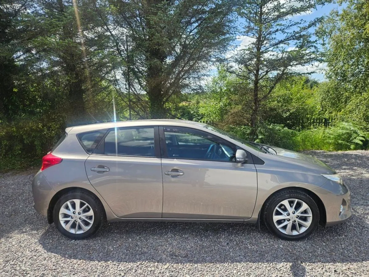 Toyota Auris 1.4 D-4d Aura 4DR - Image 3