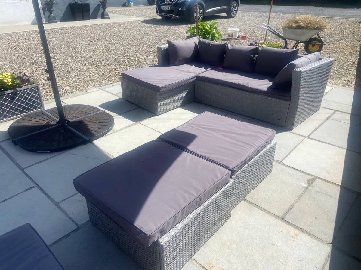 Outdoor furniture - Image 1
