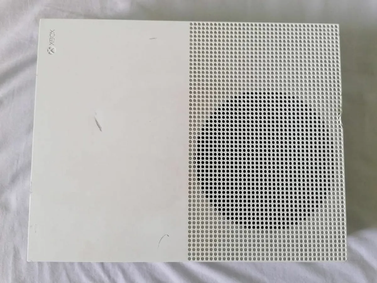 Xbox One S Bundle - 1TB Console + Controller - Image 3