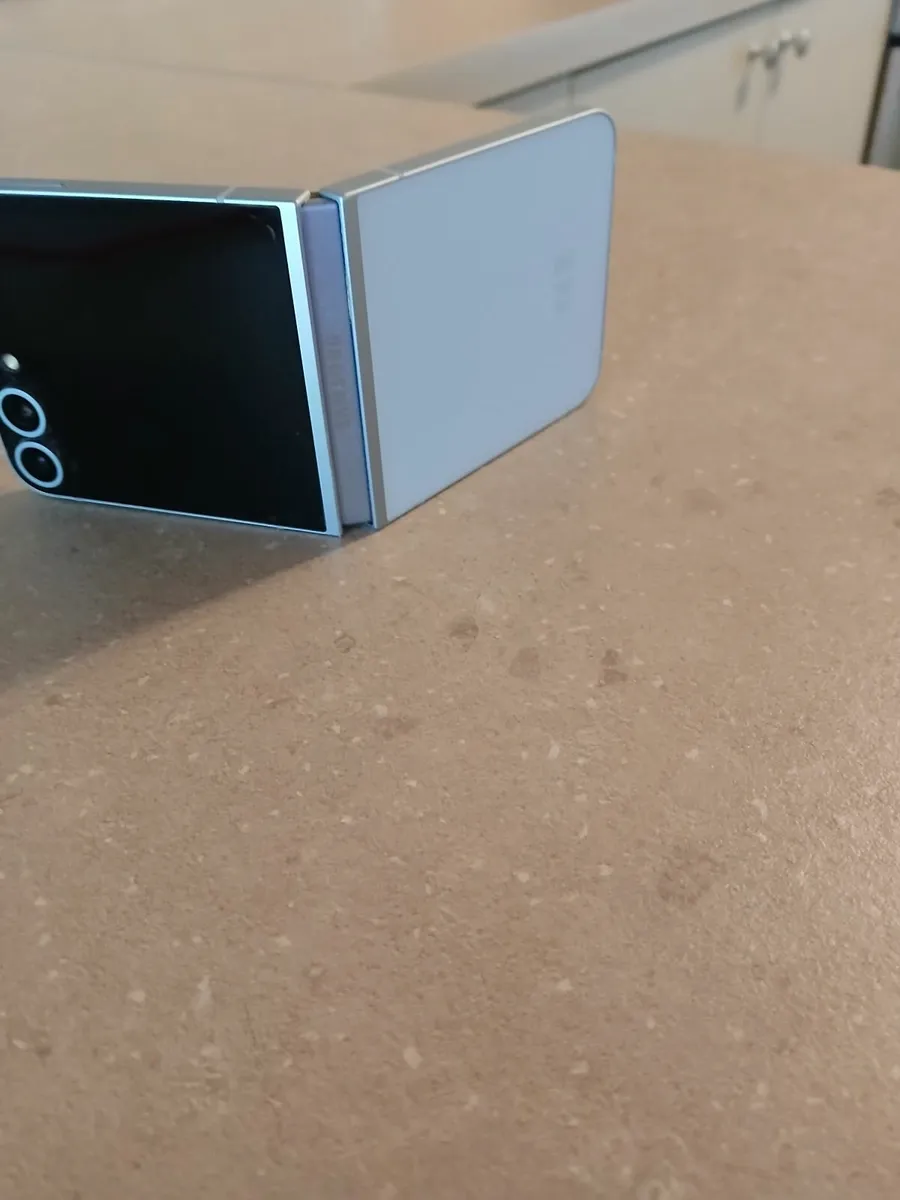 Phone samsung galaxy 6 flip - Image 3